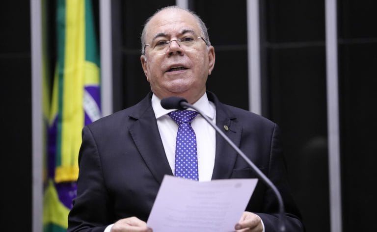 Deputado Hildo Rocha fala ao microfone
