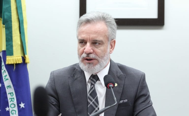 Deputado Gilberto Abramo fala ao microfone