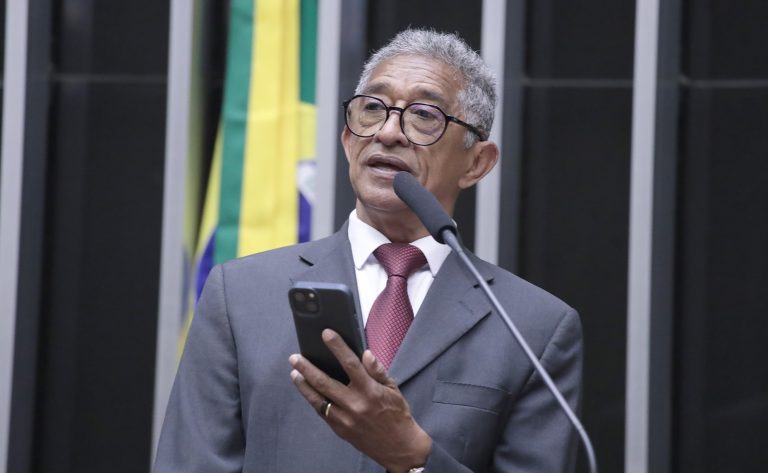 Deputado Vicentinho Júnior fala ao microfone