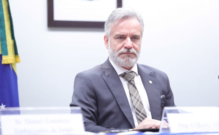 Deputado Gilberto Abramo fala ao microfone