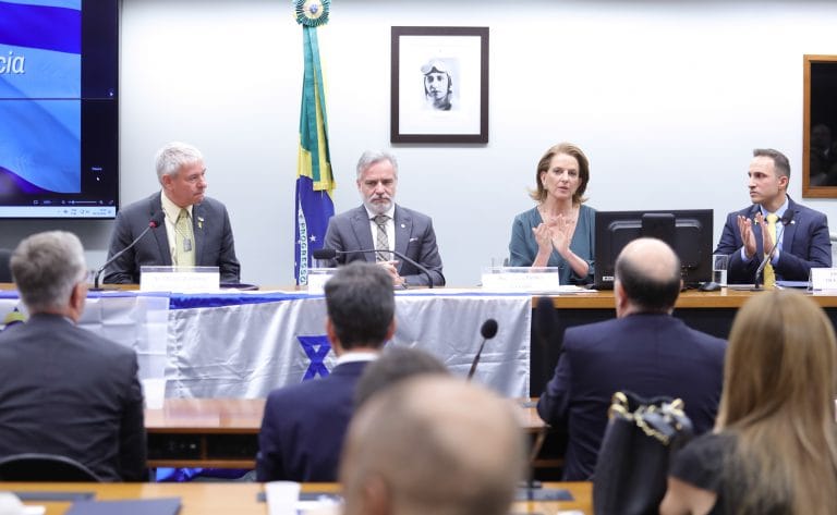 In memoriam dos mortos no ataque do Hamas de 7/10/23. Embaixador de Israel, Daniel Zonshine. Dep. Gilberto Abramo (REPUBLICANOS - MG). CONIB, Celia Parnes. Vice Embaixador de Israel, Yonatan Gonen.