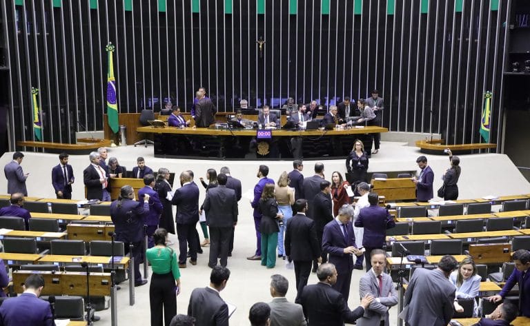 Discussão e votação de propostas legislativas.