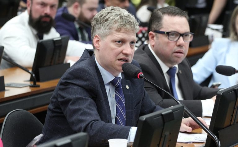 Deputado Marcel van Hattem fala ao microfone