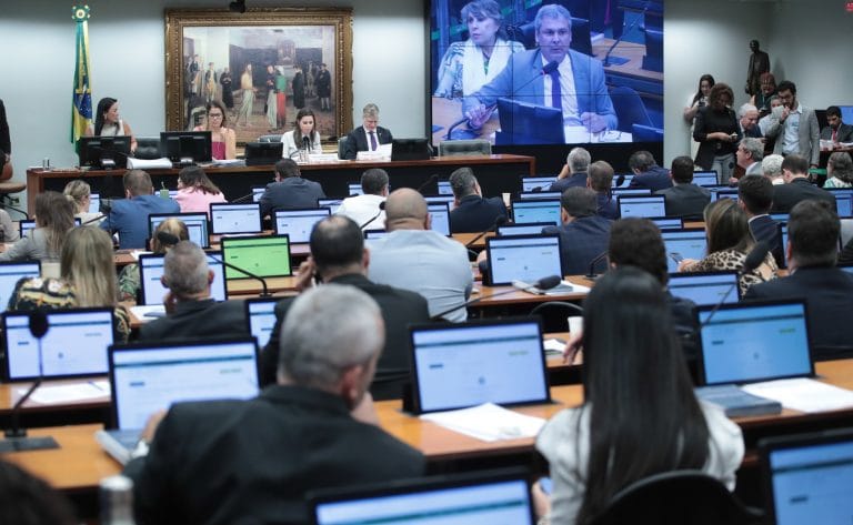 Discussão e votação de propostas legislativas.