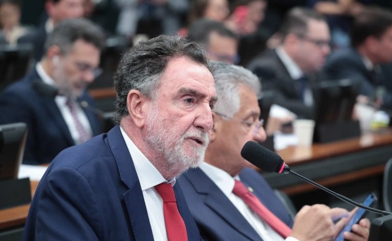Deputado Patrus Ananias fala ao microfone