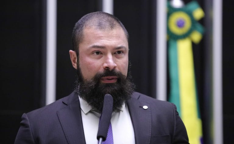 Deputado Delegado Paulo Bilynskyj fala ao microfone