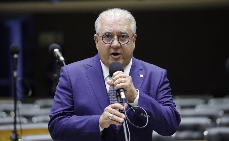 Deputado Augusto Coutinho fala ao microfone