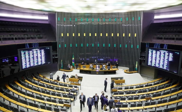Discussão e votação de propostas legislativas.