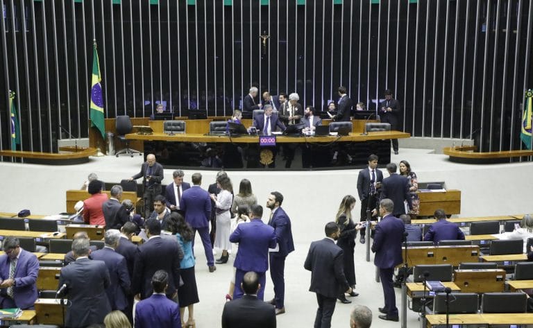 Discussão e votação de propostas legislativas.