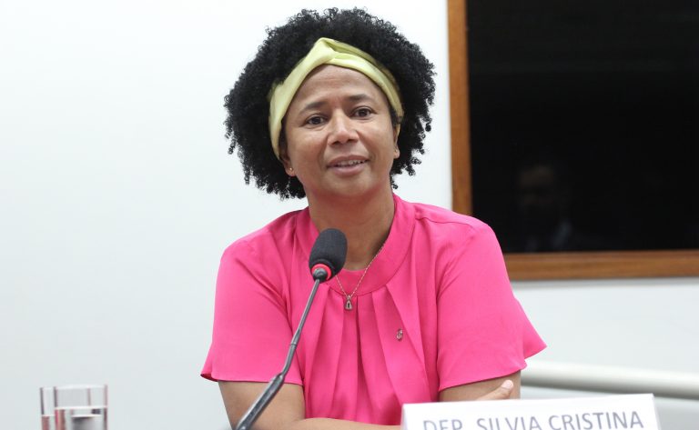 Deputada Silvia Cristina fala ao microfone