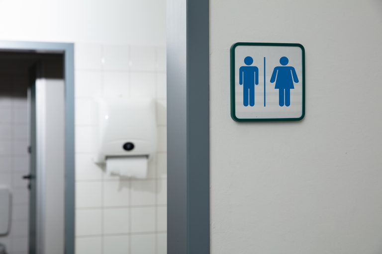 Uma entrada de banheiro masculino e feminino - banheiro unissex