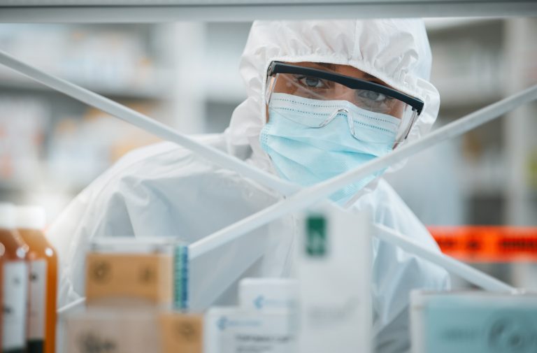 Retrato de laboratório, EPI e rosto da pessoa para segurança de segurança, limpeza de clínica hospitalar ou proteção contra contaminação. Investigação de prateleira de produtos, traje hazmat ou profissional de saúde para risco de perigo de emerg