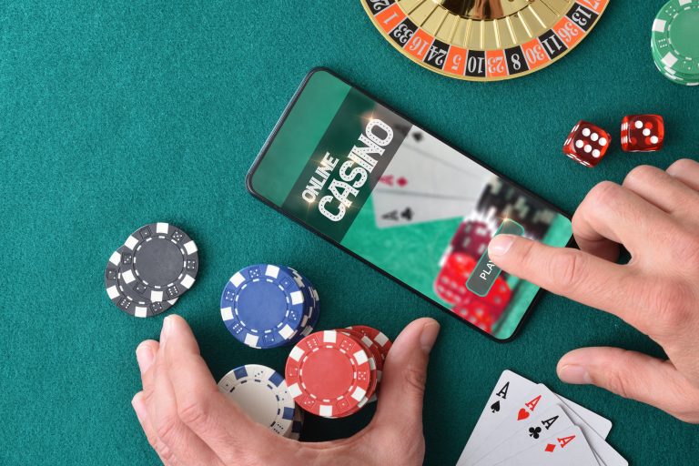 Aplicativo de jogo online no tablet na mesa de jogo com objetos