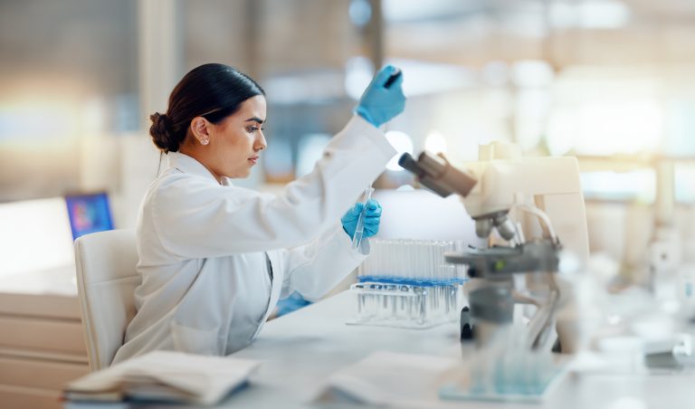 Mulher cientista trabalha num laboratório