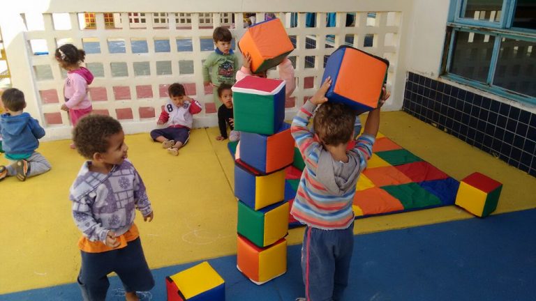 Creche com crianças brincando