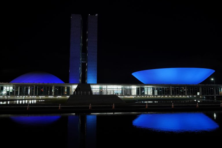 Congresso iluminado de azul