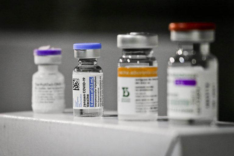 Vidros com doses de vacina