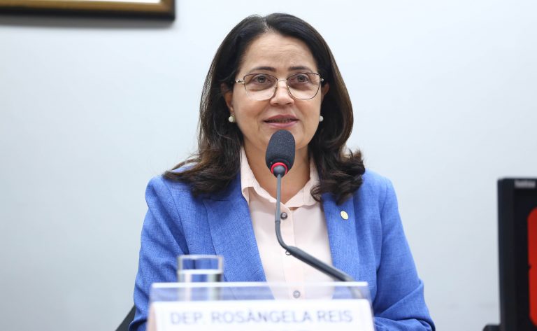 Deputada Rosângela Reis fala ao microfone