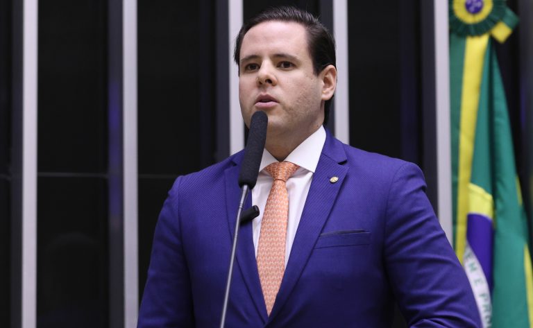 Deputado Rodrigo Valadares fala ao microfone