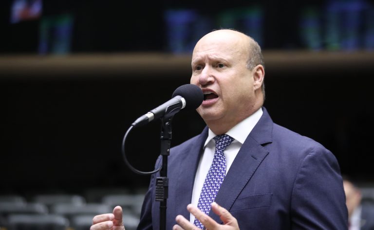 Deputado Célio Silveira fala ao microfone