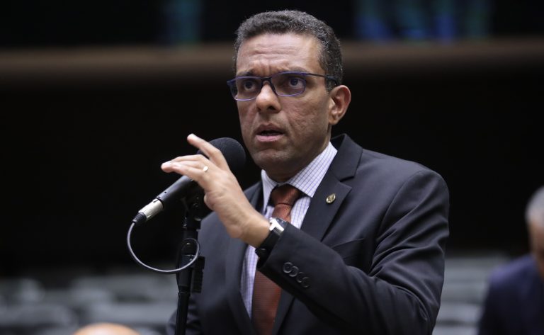 Deputado Otoni de Paula fala ao microfone