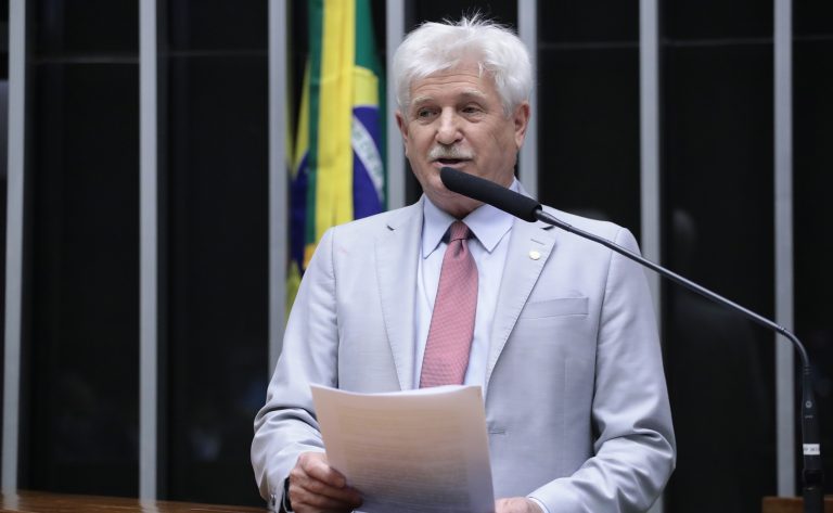 Deputado Airton Faleiro fala ao microfone