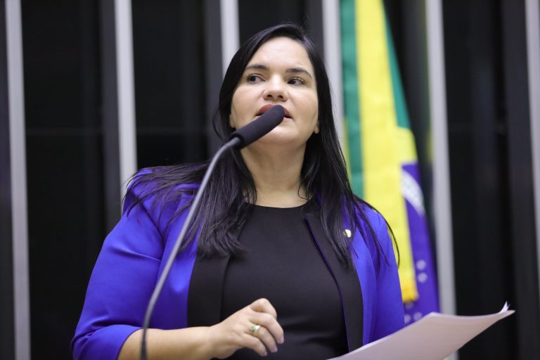 Deputada Missionária Michele Collins fala ao microfone