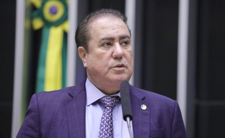 Deputado Jonas Donizette fala ao microfone