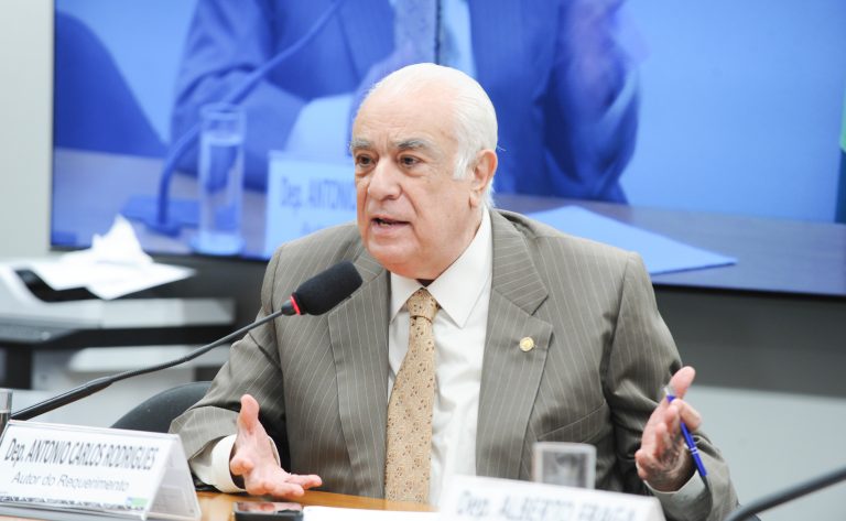 Deputado Antonio Carlos Rodrigues fala ao microfone