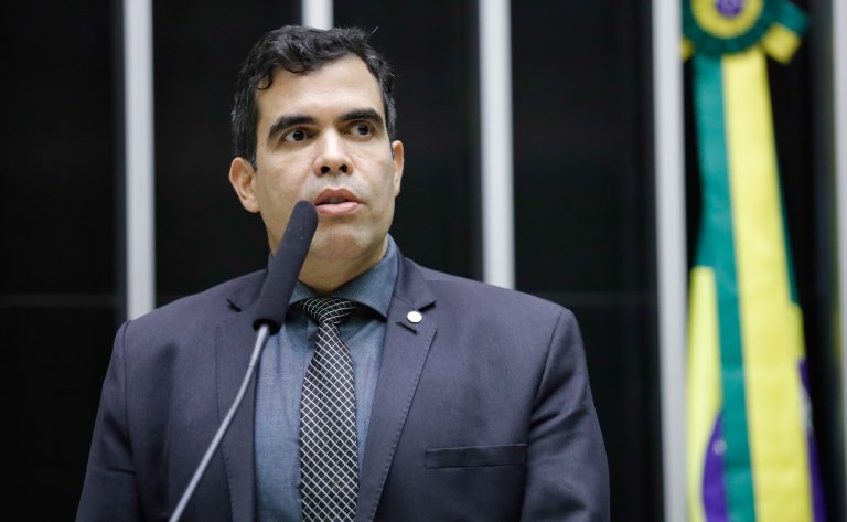 Deputado Ricardo Ayres fala ao microfone