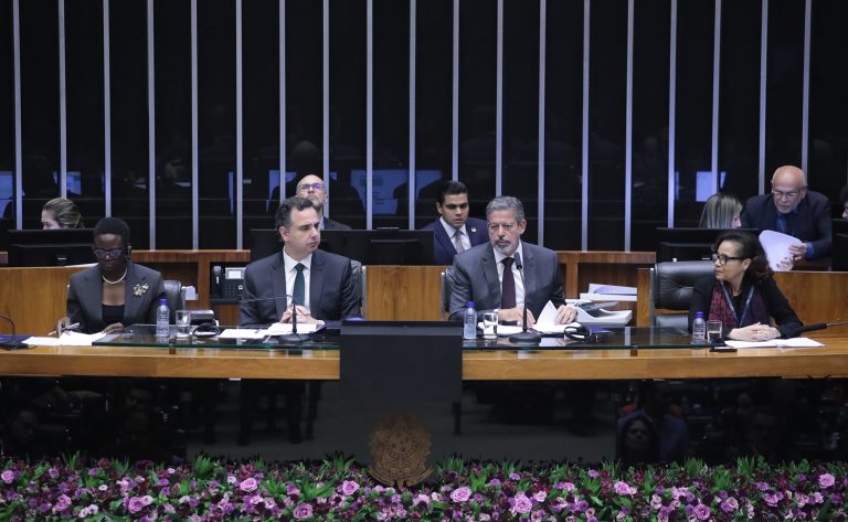 Pessoas sentadas à mesa