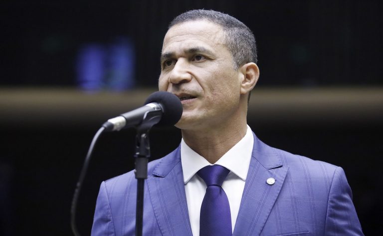 Deputado Coronel Assis fala ao microfone