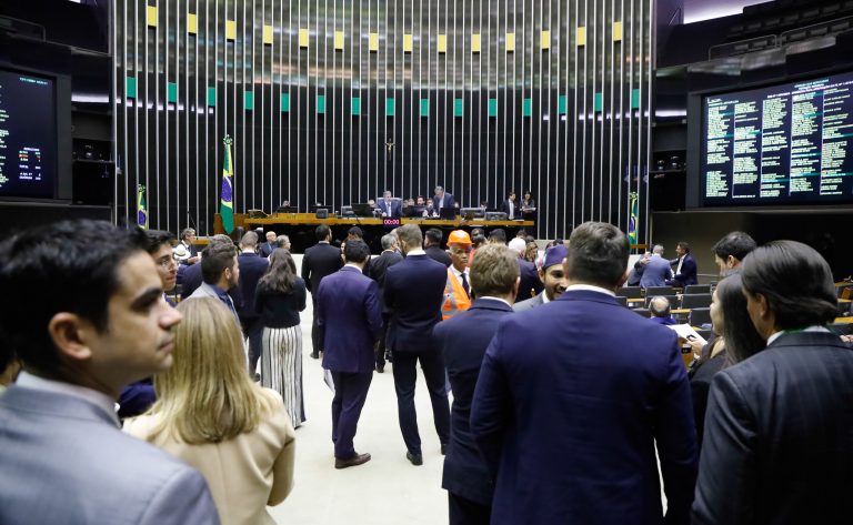 Discussão e votação de propostas legislativas. Dep.