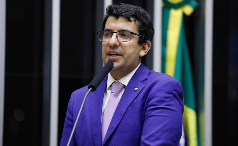 Deputado Marcelo Queiroz fala ao microfone