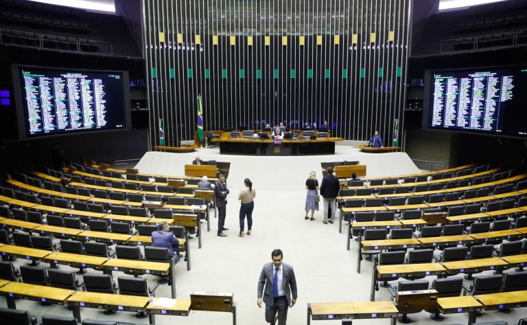 Discussão e votação de propostas legislativas.