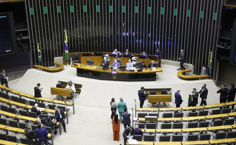 Discussão e votação de propostas legislativas.