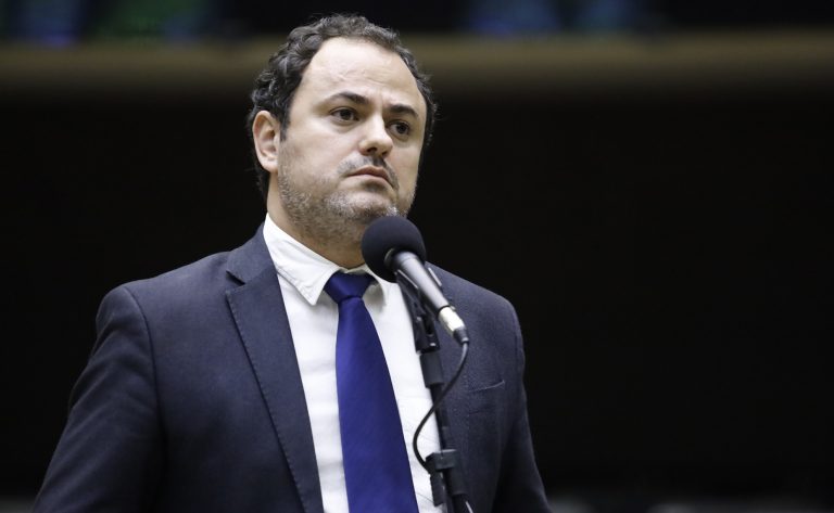Deputado Glauber Braga fala ao microfone
