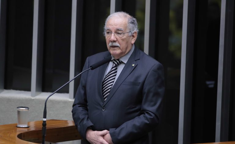 Deputado Dr. Luiz Ovando fala ao microfone