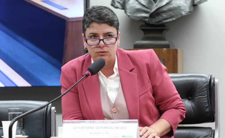 Audiência Pública - Municipalização de hospitais federais no Rio de Janeiro. Diretora - Sindicato dos Trabalhadores Federais em Seguridade e Seguro Social no Estado do Rio de Janeiro (Sindsprev RJ), Christiane Gerardo Neves.