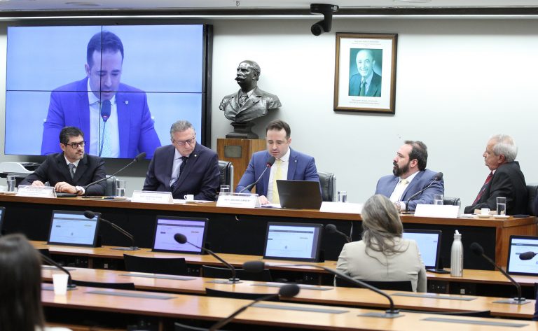 Audiência Pública – Comissão ouve sindicato e ex-funcionários da Voepass.