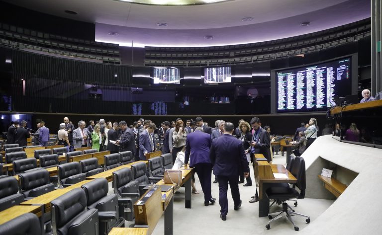 Deputados reunidos no plenário