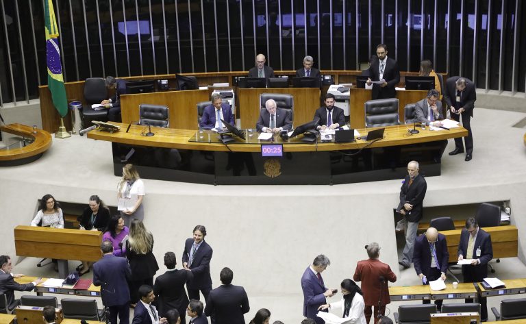 Discussão e votação de propostas legislativas.