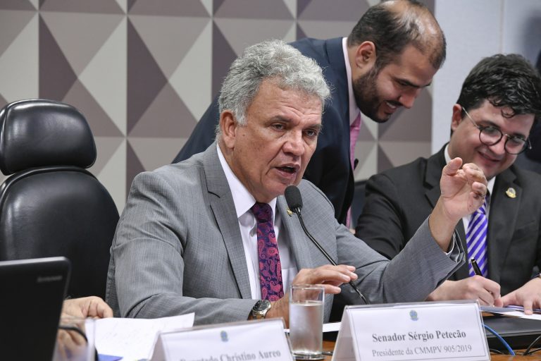 Senador Sérgio Petecão participa de reunião de comissão