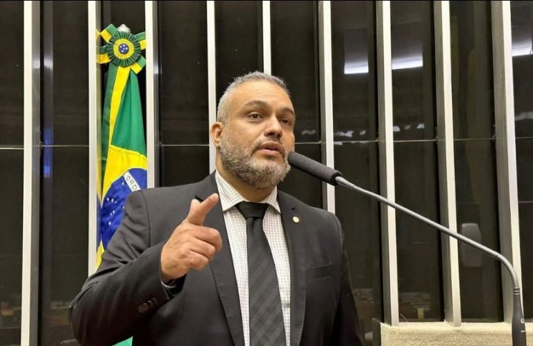 Deputado Marcos Tavares fala ao microfone