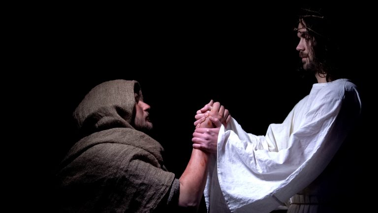 Filme católico Jesus abençoando o homem pobre doente