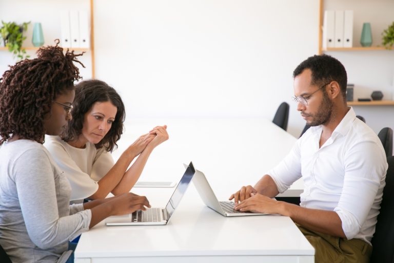 Funcionários trabalham em laptops