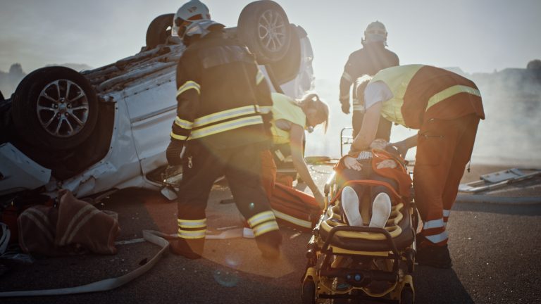 vítima de acidente de trânsito é levbada por paramédicos
