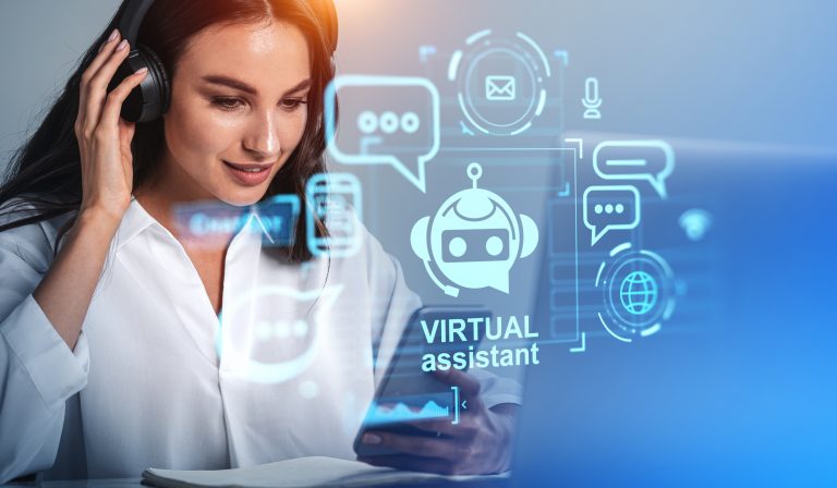 Uma mulher com fone, segurando um celular de onde saem diversos ícones de computados na frente dela