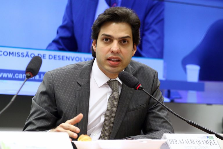 Deputado AJ Albuquerque em reunião de comissão