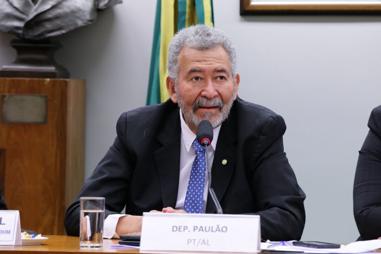 Deputado Paulão participa de reunião de comissão